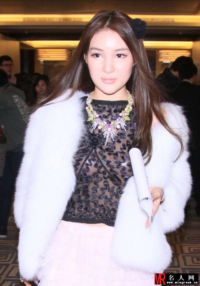 郭美美透视镂空装亮相活动 乳贴显露无疑(1)
