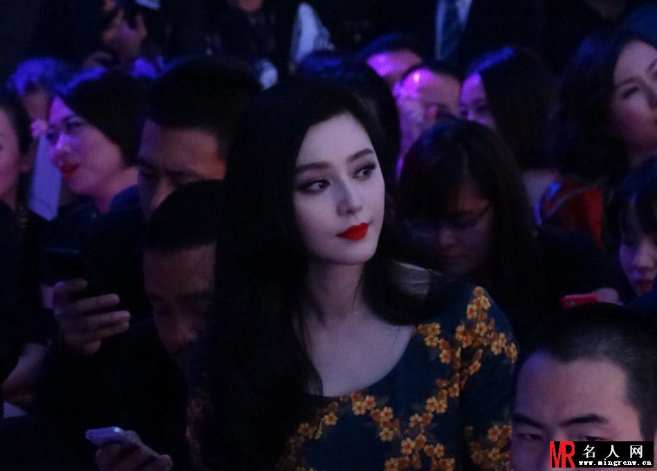 范冰冰着豹纹裙现身时装秀 遭土豪男索求合影(1)