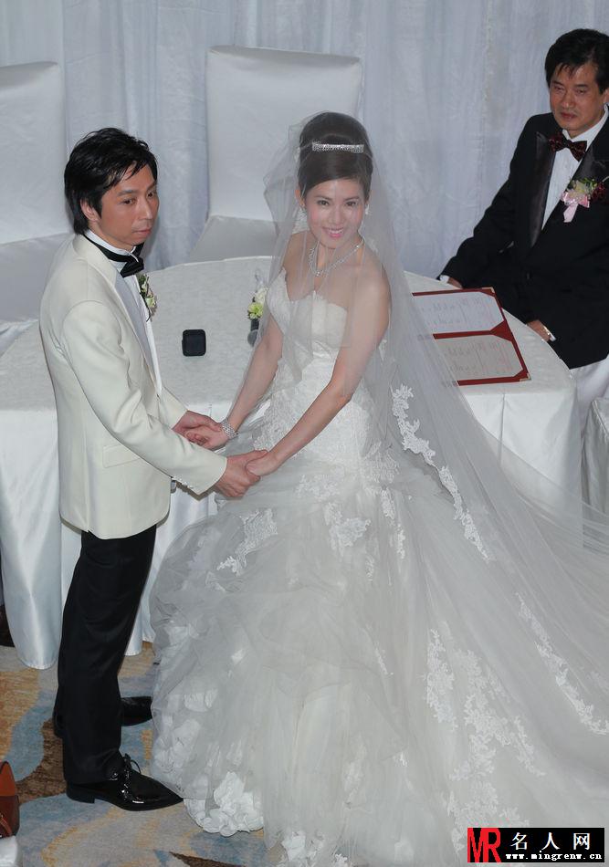 张美妮婚礼现场照曝光 与新郎热吻甜蜜幸福(1)