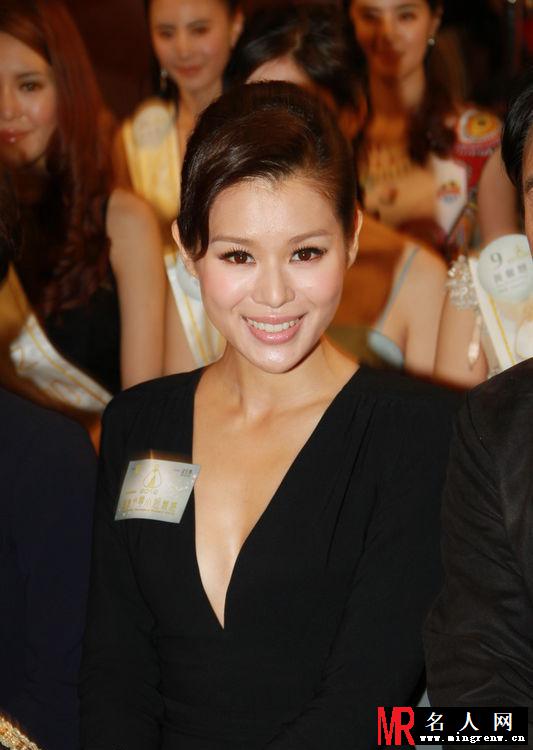 胡杏儿秀酥胸 深V礼服抢风头(1)