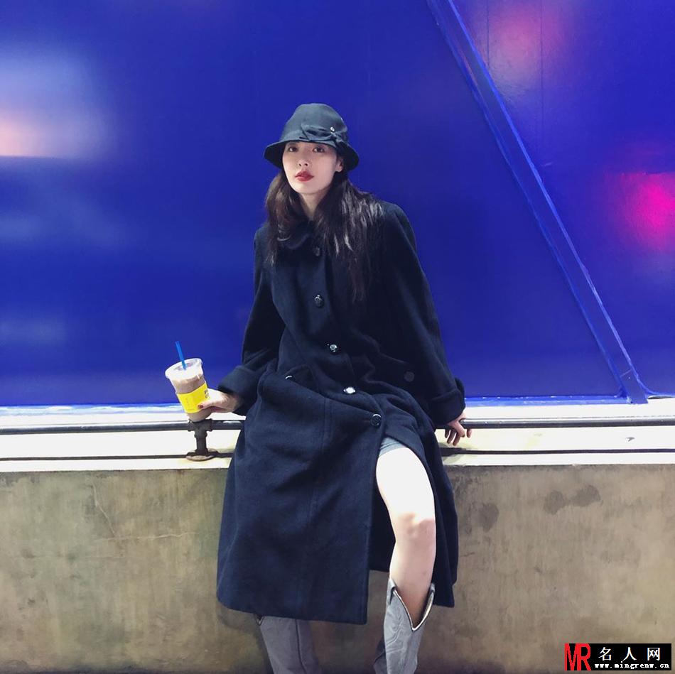 泫雅现身街头 秋冬造型很时尚(1)