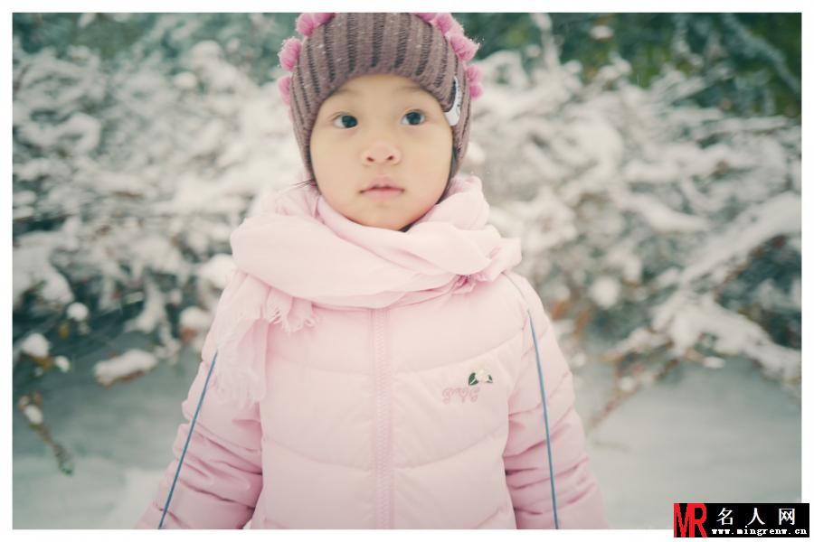 李小璐和甜馨堆雪人 母女打扮时髦称闺蜜(1)
