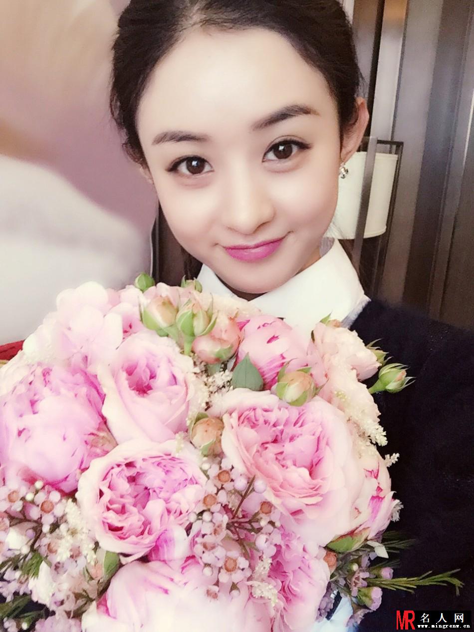 赵丽颖参加闺蜜婚礼晒自拍 开心接到捧花(1)