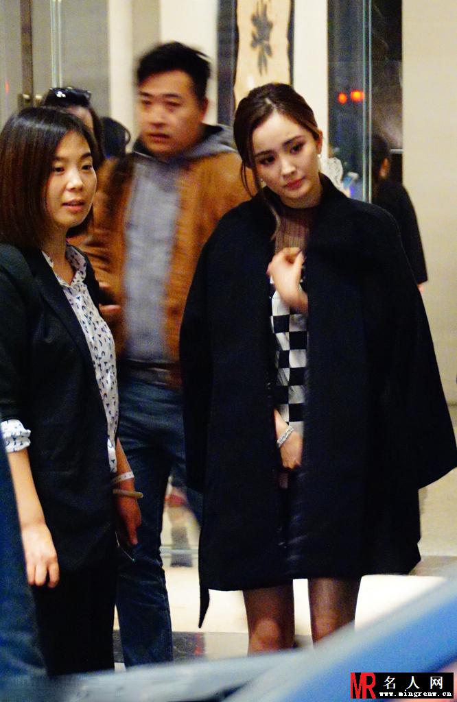 杨幂低调现身酒店外 棋格裙子秀美腿(1)