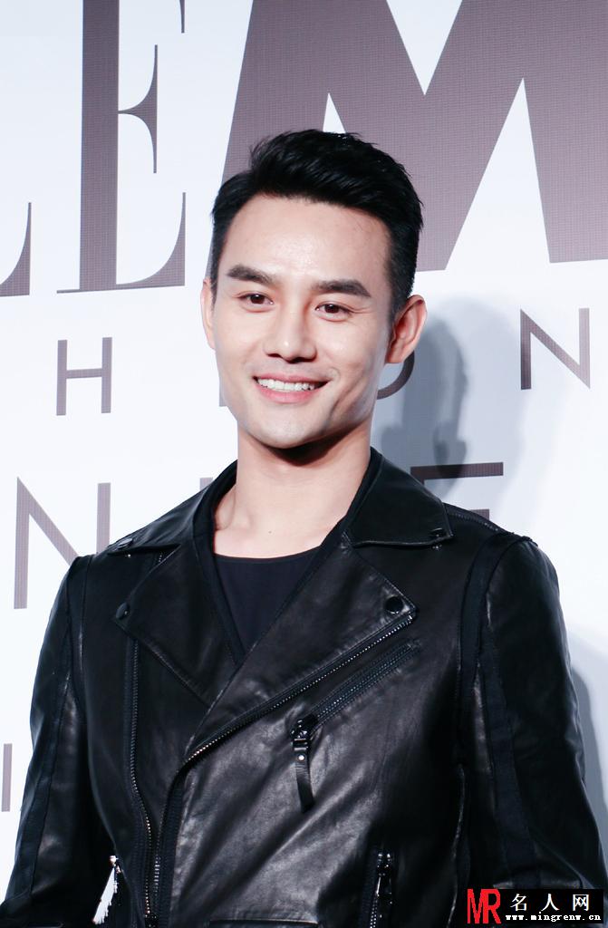 王凯高光亮相时尚秀 人气十足成瞩目焦点(1)