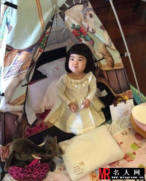 曹格女儿5岁生日似公主 嘟嘴微笑甜美可爱(1)