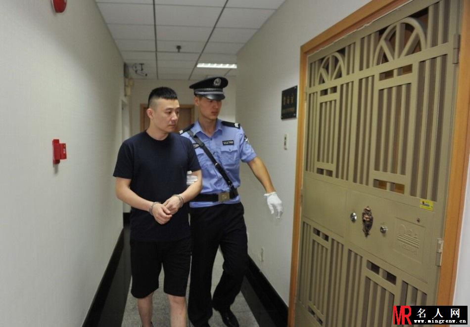 张博容留张博吸毒案将开庭 被提押至法院(1)