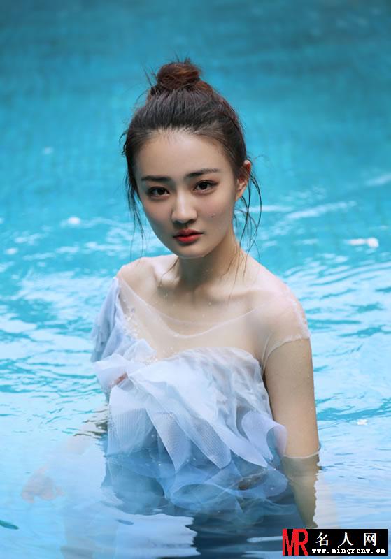 徐璐再曝湿身大片 肤如凝脂吹弹可破(1)
