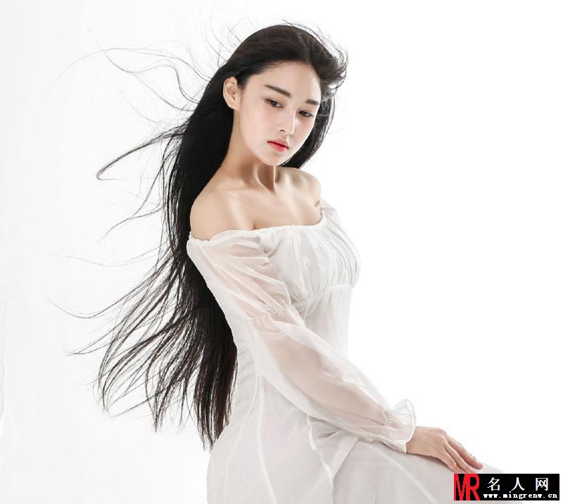 张馨予曝光一组淑女范写真 纯白连衣裙大秀酥胸(1)