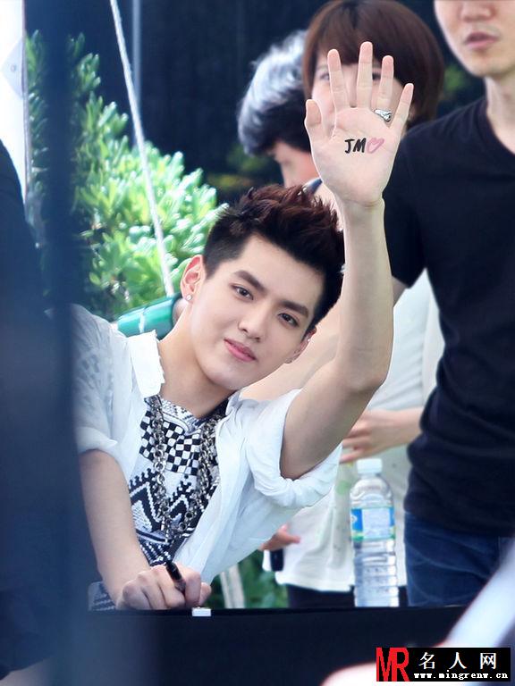 2013年EXO韩国釜山海云台签售吴亦凡图片 亲和力十足帅气阳光(1)