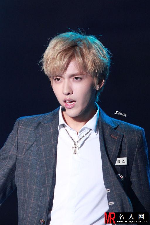 2013年南京心系天下慈善演唱会 吴亦凡天使美颜善良开唱(1)
