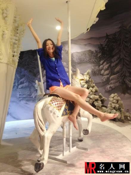 倪妮2014坐旋转木马生活照 大秀雪白修长美腿(1)