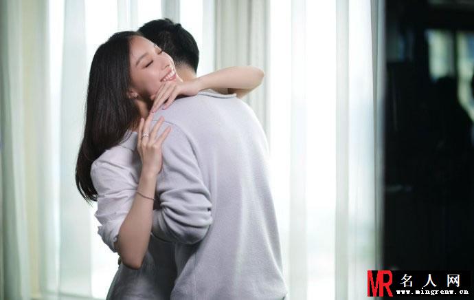 倪妮为卡地亚拍摄的一组大片 宽大白衬衫难遮性感身材(1)
