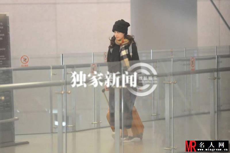 倪妮机场被偷拍大汇总 心情高兴对着偷拍镜头卖萌(1)