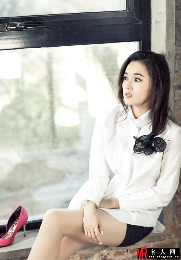江铠同甜美写真 纯白靓丽显俏皮(1)