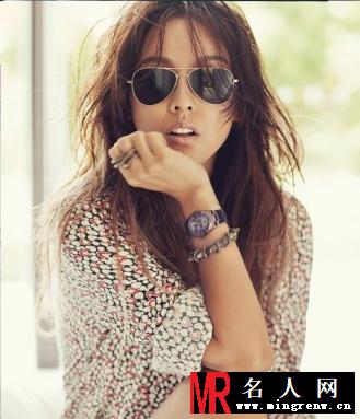 李孝利性感写真 尽展慵懒魅惑(1)