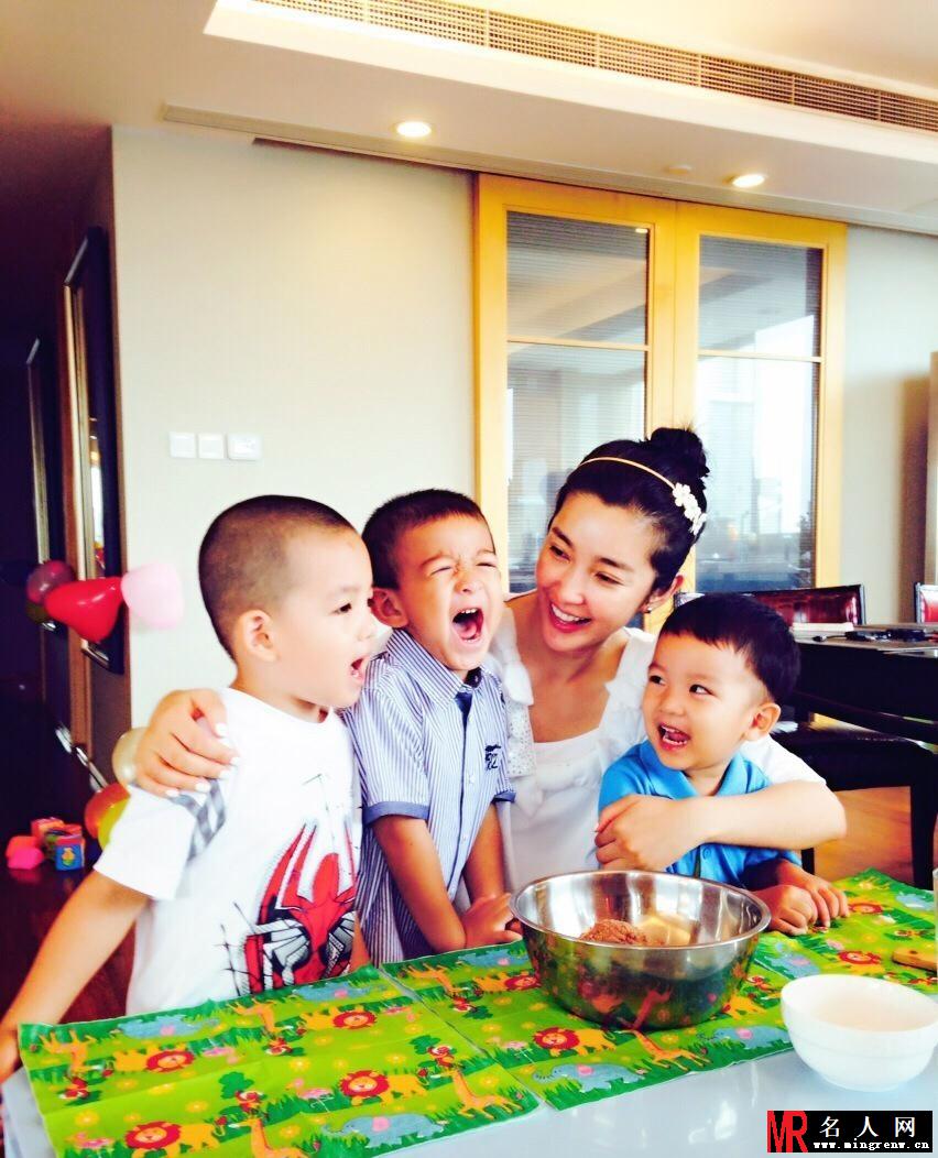 李冰冰素颜替外甥庆生 与男闺蜜任泉亲密合影(1)