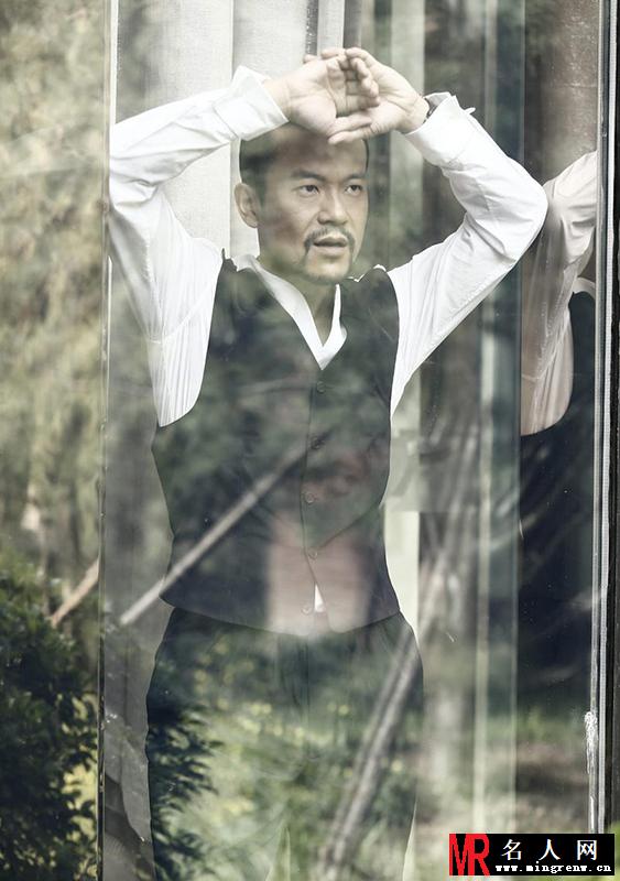 影帝廖凡雅痞登杂志 络腮胡茬尽显大叔魅力(1)