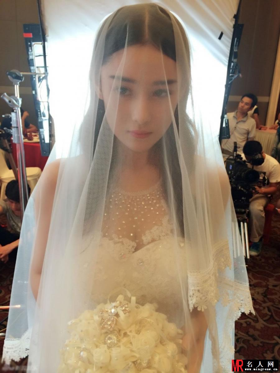 张馨予化身娇羞新娘 傲人上围十分抢镜(1)