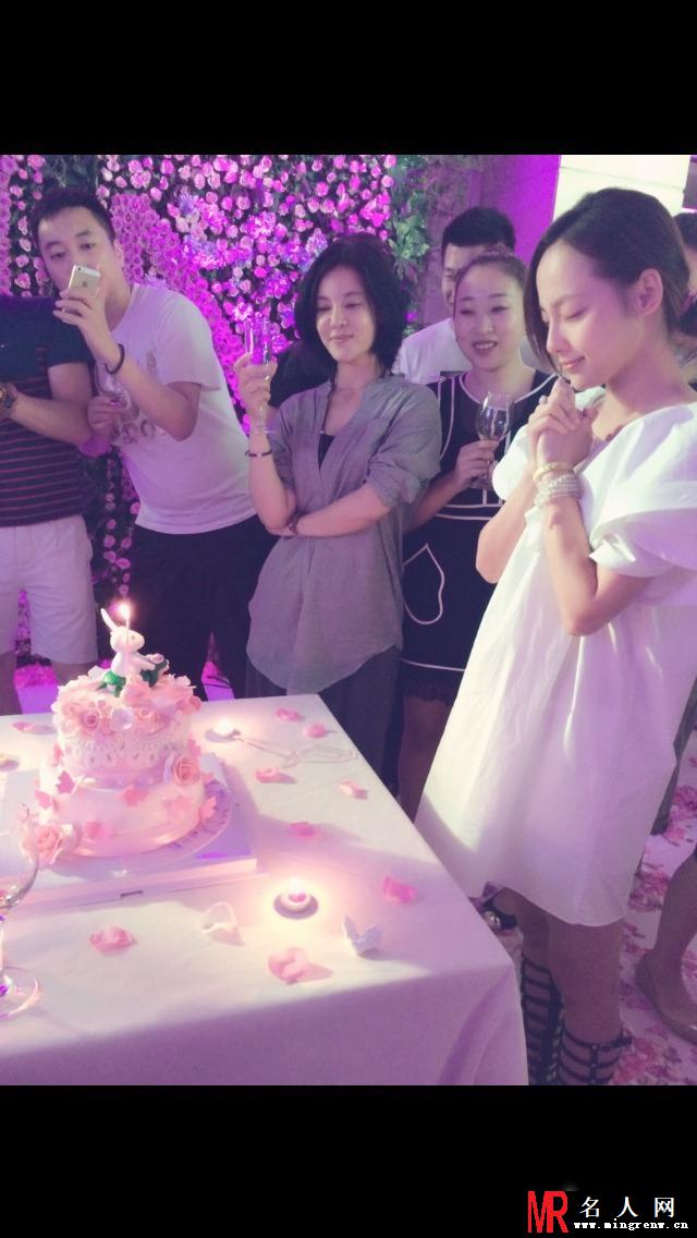 曝张嘉倪浪漫生日会 男友惊喜求婚(1)