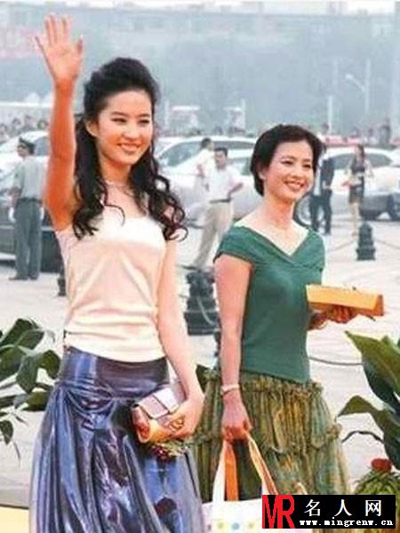 明星母女照大盘点 李小璐貌不如母亲(1)