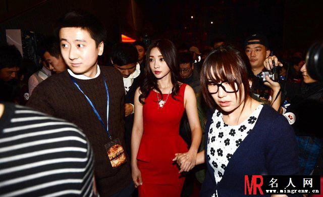 柳岩性感红裙亮相 惨遭色狼袭臀大声尖叫(1)