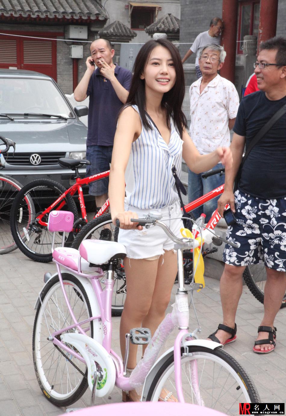 高圆圆现身北京街头 骑自行车重温青春(1)