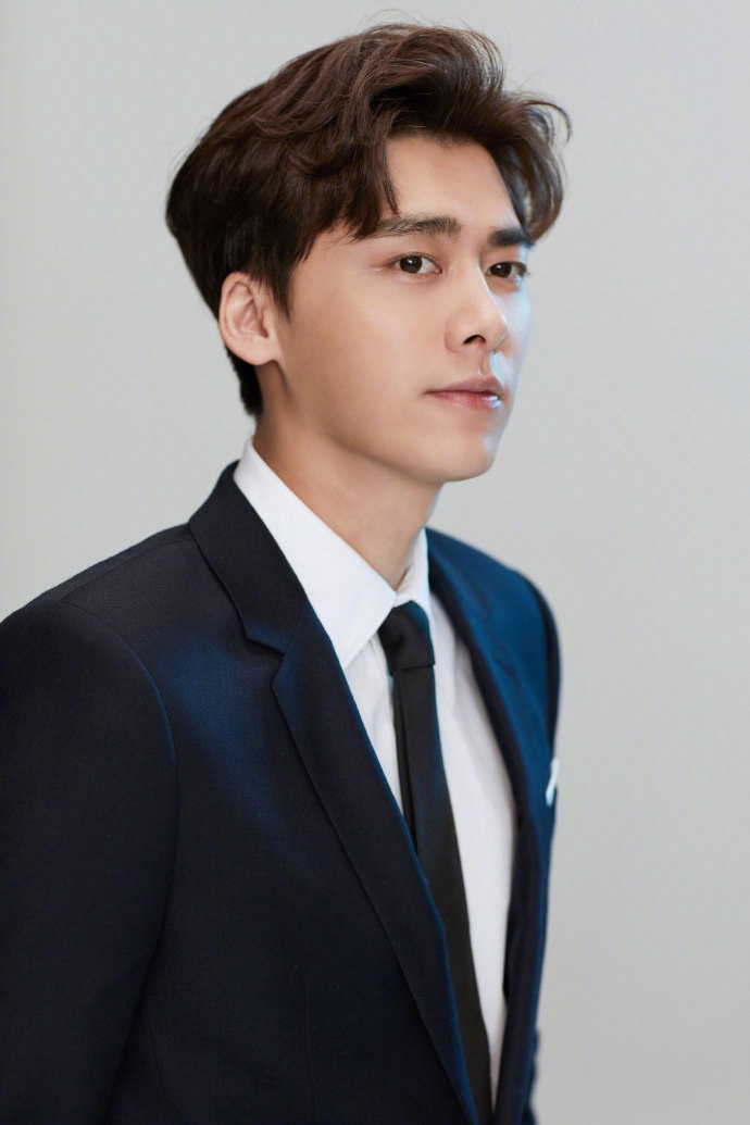 李易峰最新写真出炉 风格自由切换(1)