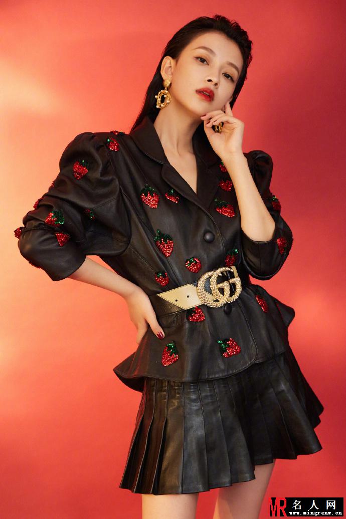 孙怡出席VogueFilm时装电影盛典  夸张的金属耳饰华丽耀眼(1)
