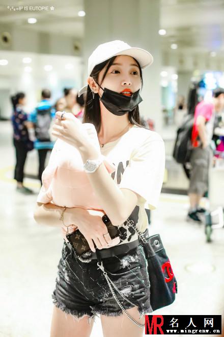 吴宣仪退团风波后首现机场  笑容甜美状态佳(1)