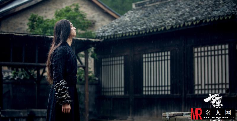 《陈情令》首曝剧照 肖战黑衫握笛王一博白袍抚琴(1)