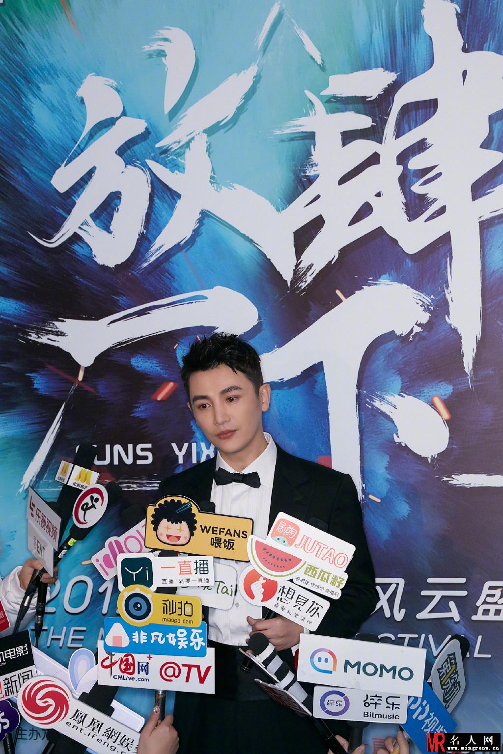 孙坚亮相移动视频风云盛典 获“年度突破男演员”(1)
