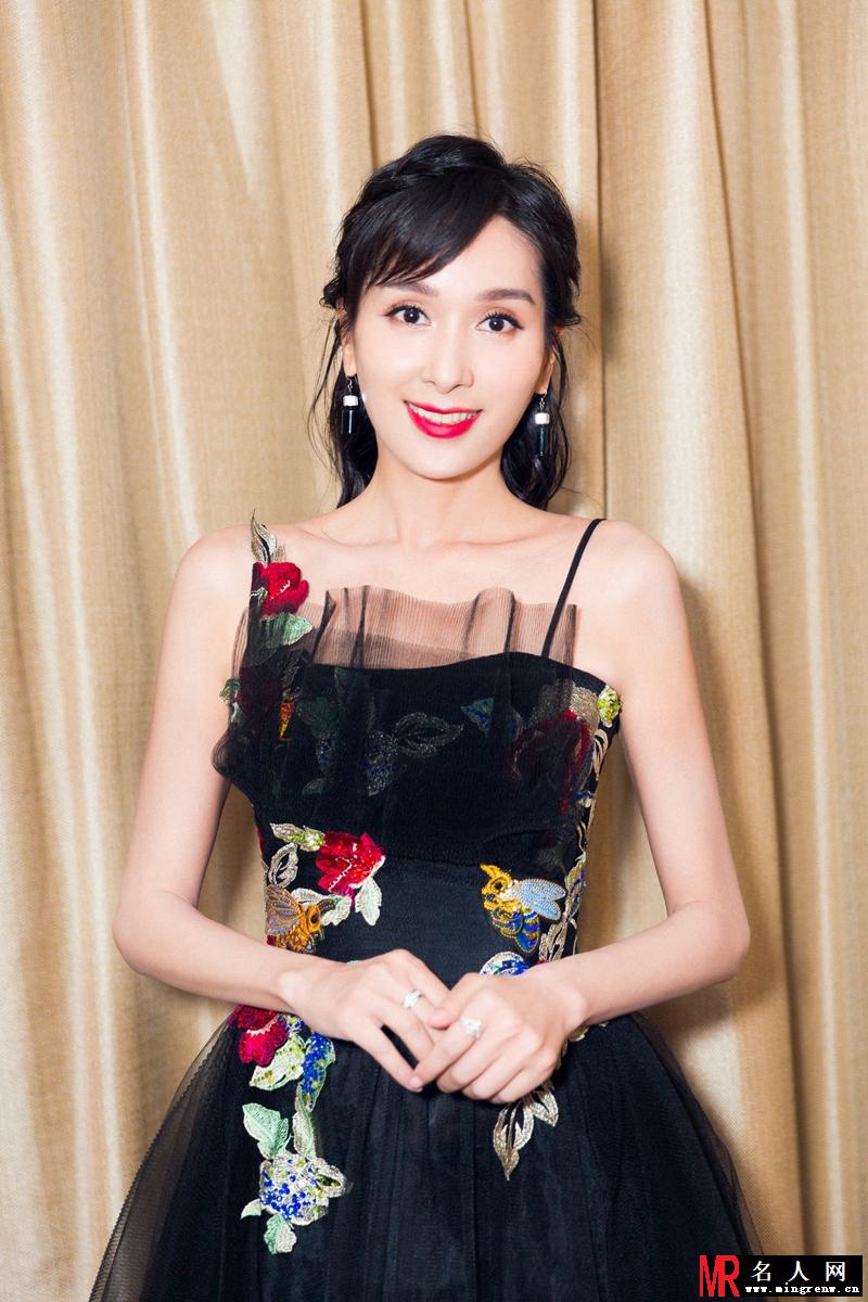 杨恭如一身黑色露肩小礼服 肤如凝脂尽显冻龄超凡魅力(1)