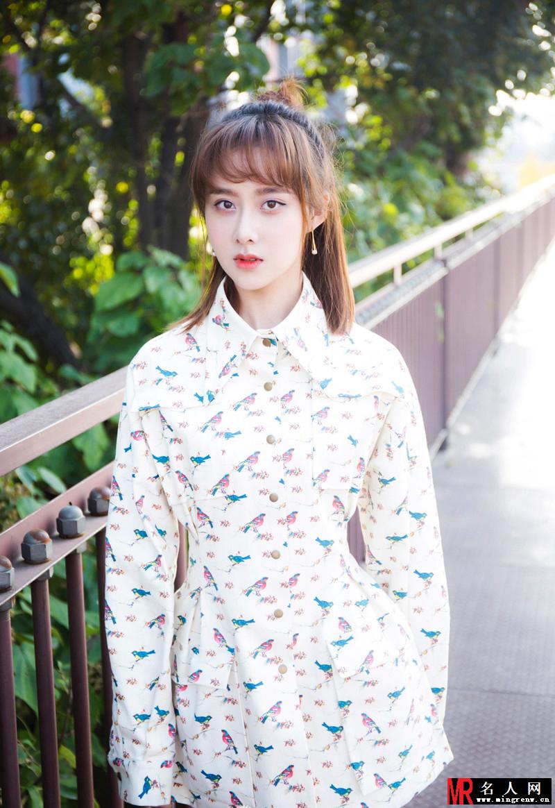 曹曦月衬衫裙现身秀场 时尚有型又不缺清新少女风(1)