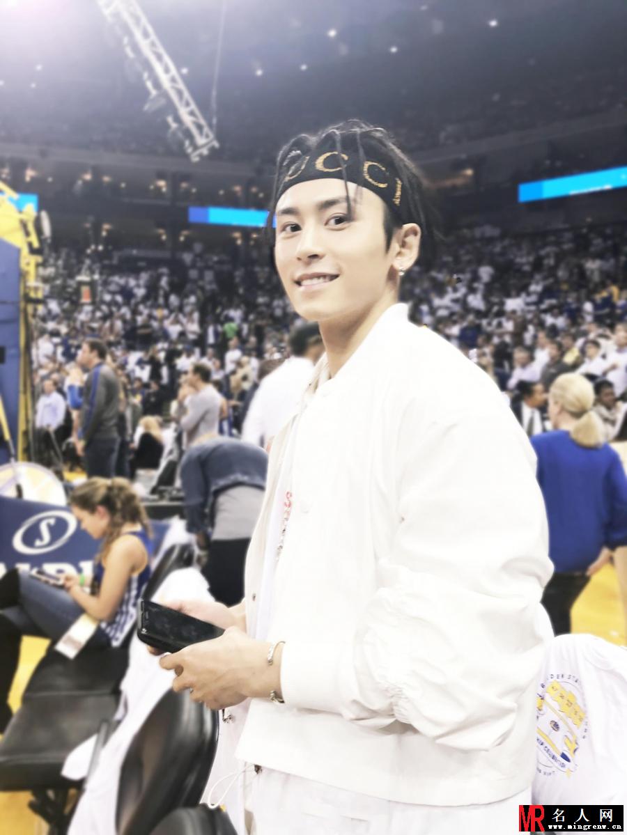 张哲瀚解说NBA揭幕赛 头缠发带运动感十足(1)