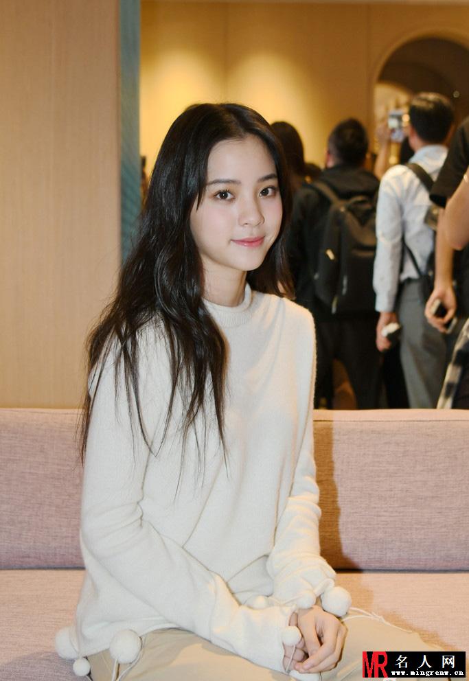 欧阳娜娜上海出席活动 毛衣配阔腿裤尽显知性美(1)