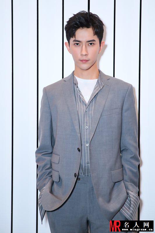 于朦胧出席某活动 西服白鞋玩转早秋秀场(1)