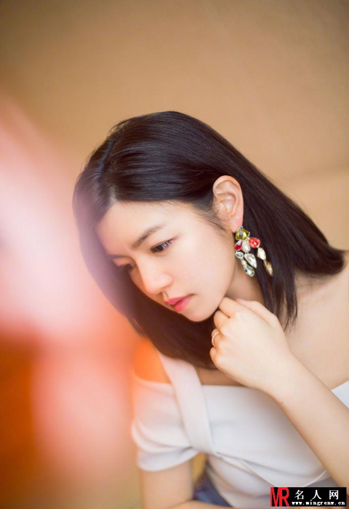 陈妍希穿短裙肤白腿美 托腮微笑十分温婉动人(1)
