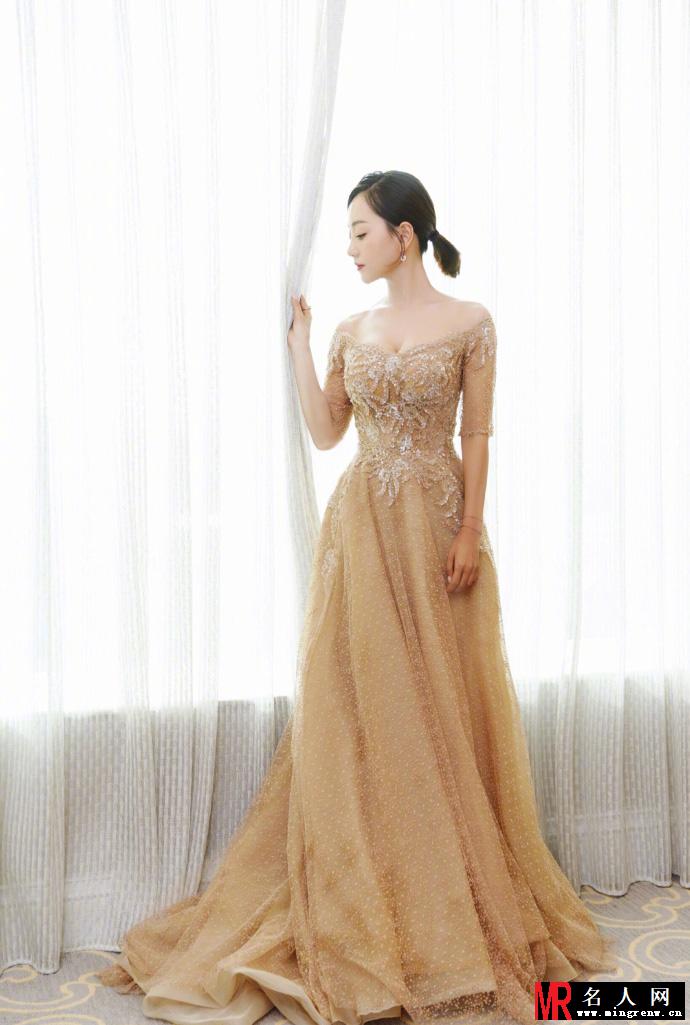 杨蓉身着裸色水钻长裙 优雅亮相亚洲新媒体电影节(1)