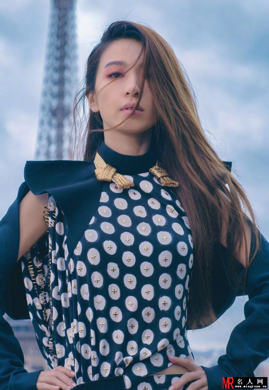Hebe登上《marie claire》封面 化上“猩红眼妆”变身女战士(1)