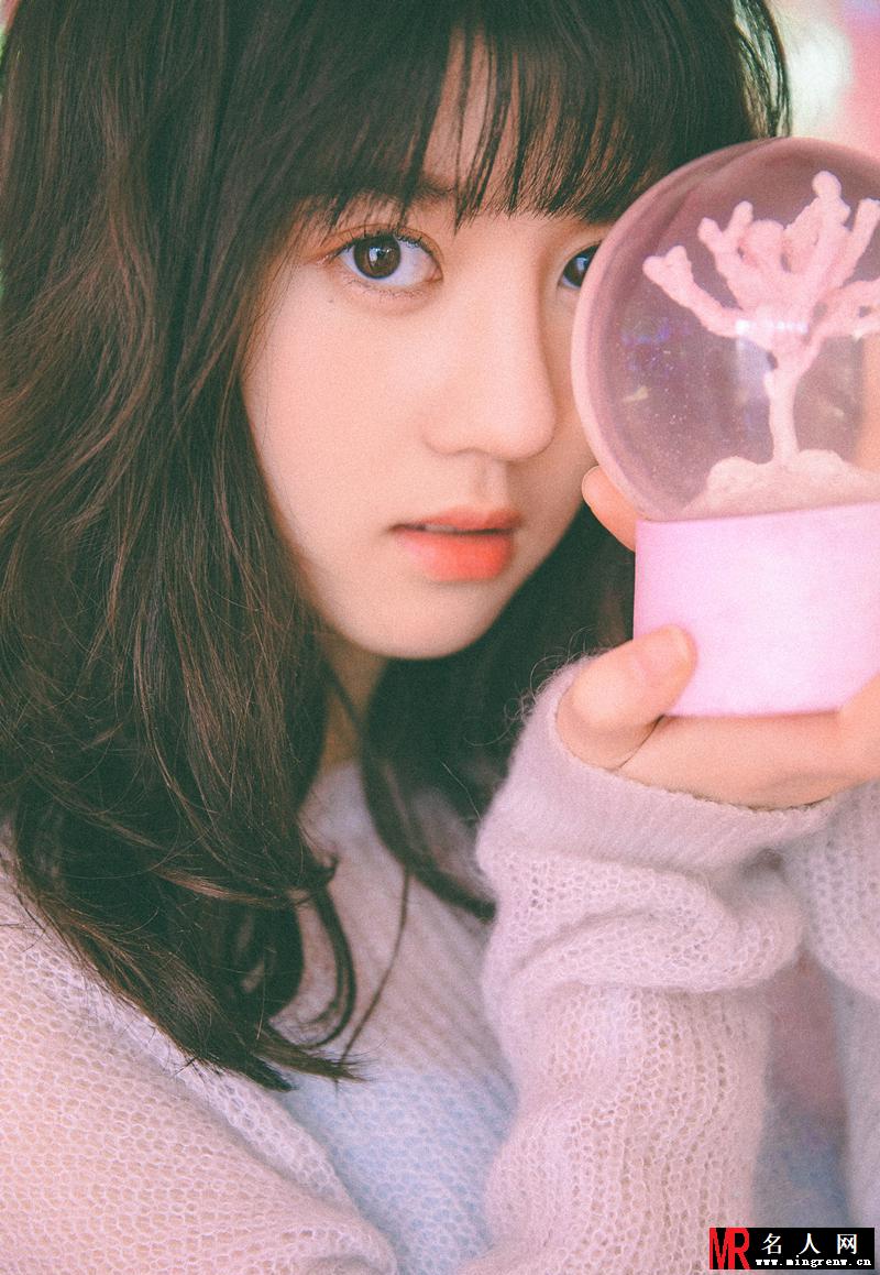 李凯馨粉色大片演绎少女诱惑 简直美得冒泡！(1)