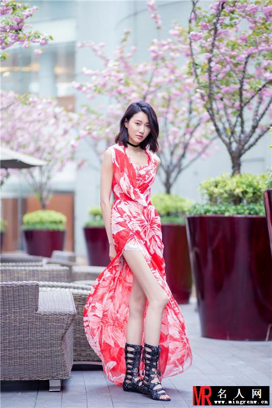 李斯羽春日写真 红色长裙春意盎然(1)