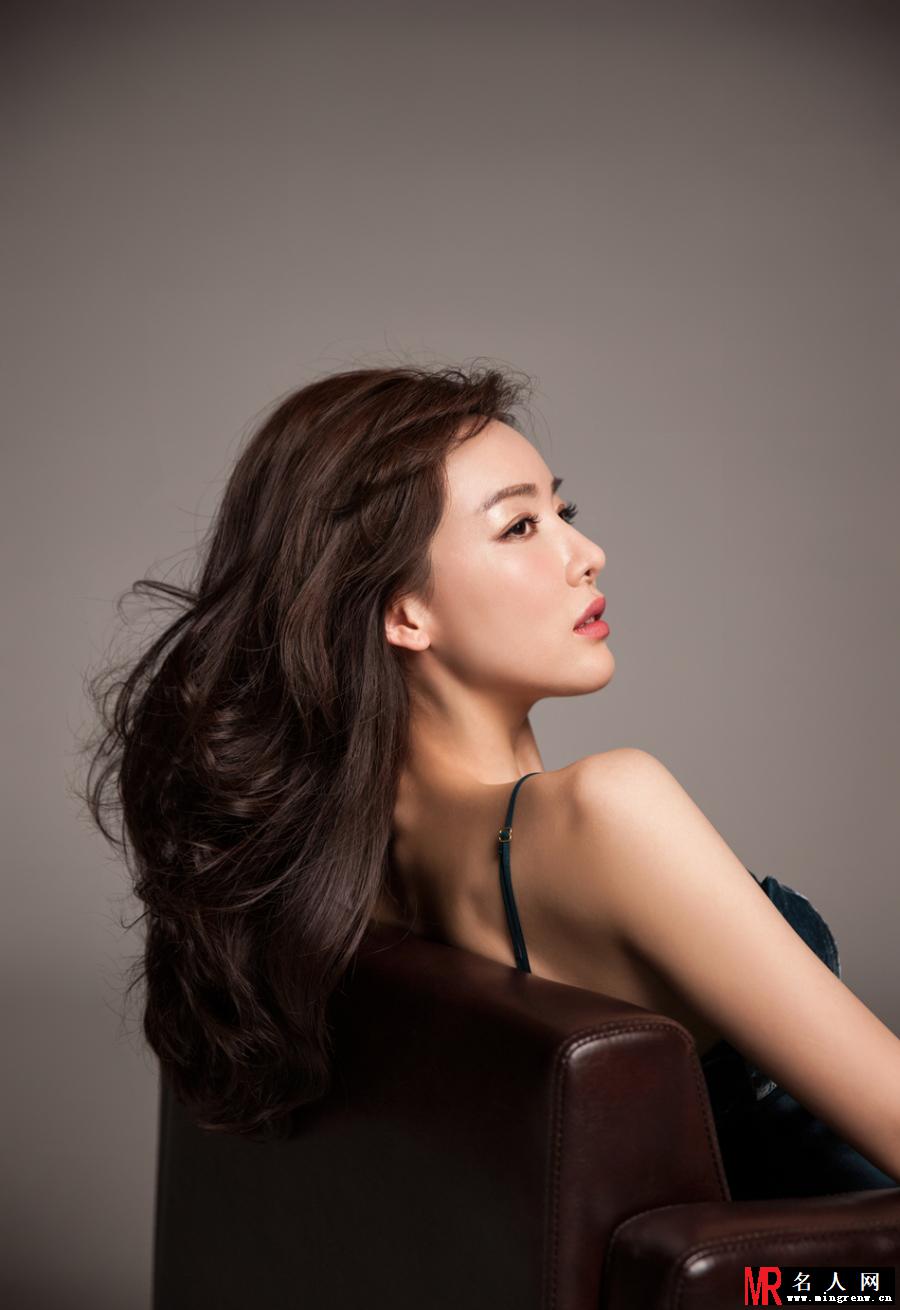 叶一云熟女风情 香肩锁骨好迷人(1)