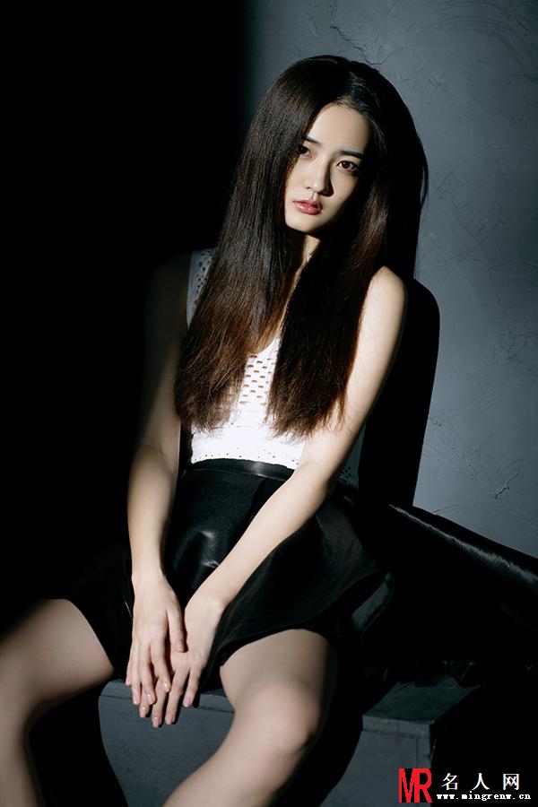 徐璐最新写真 强烈光影下演绎坚强少女(1)