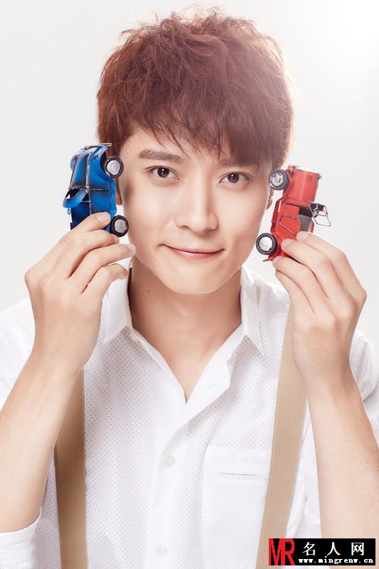 张丹峰春日写真 尽显休闲潮男范儿(1)