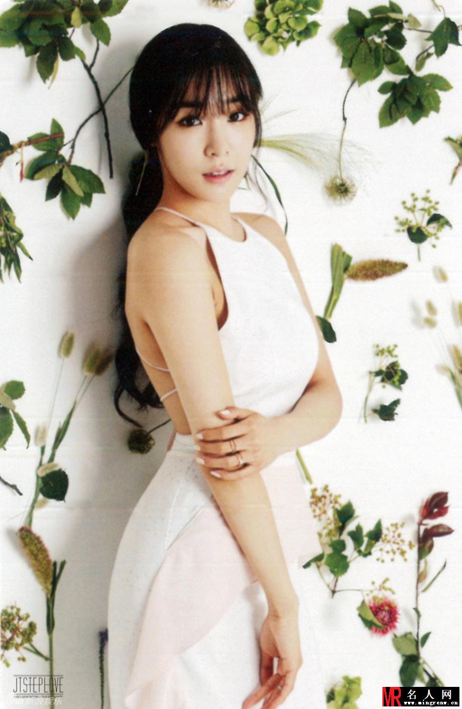 Tiffany一袭白裙妆容淡雅(1)