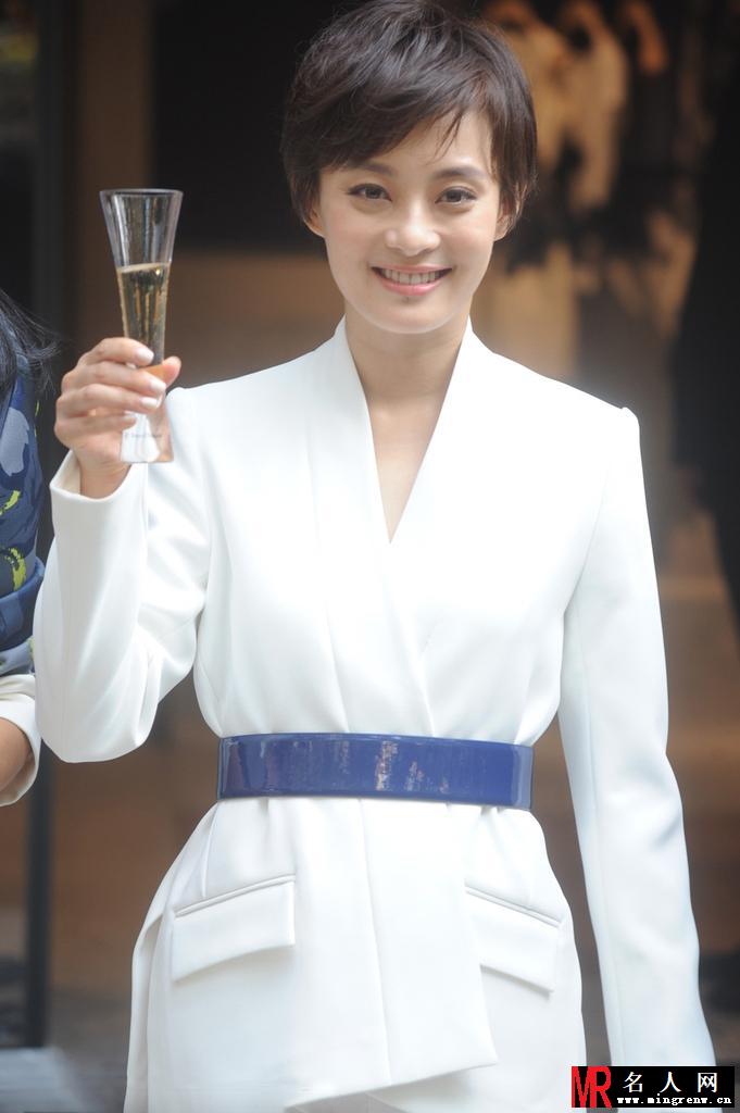 孙俪穿白西装现身上海 OL范似女总裁(1)