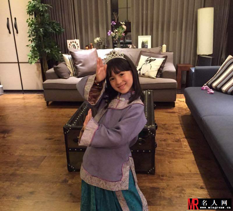 爸爸3穿越变清宫剧 胡军女儿反串轩轩穿龙袍(1)