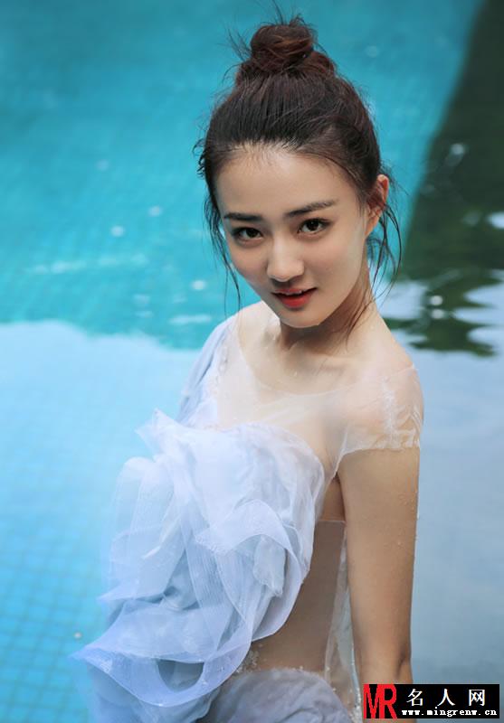 徐璐再曝湿身大片 肤如凝脂吹弹可破(1)
