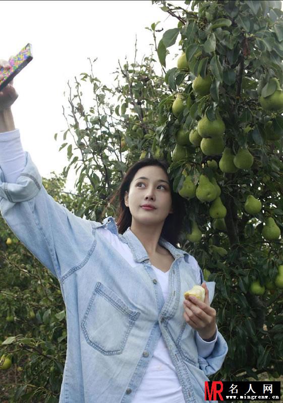 张馨予与小动物合照合辑 样子可爱而天真(1)